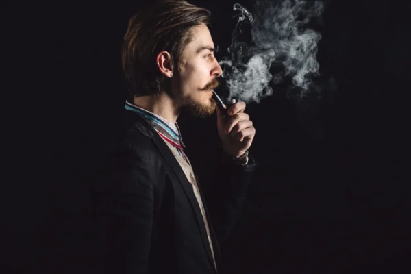 Homem fumando cigarros com essência Ziggy